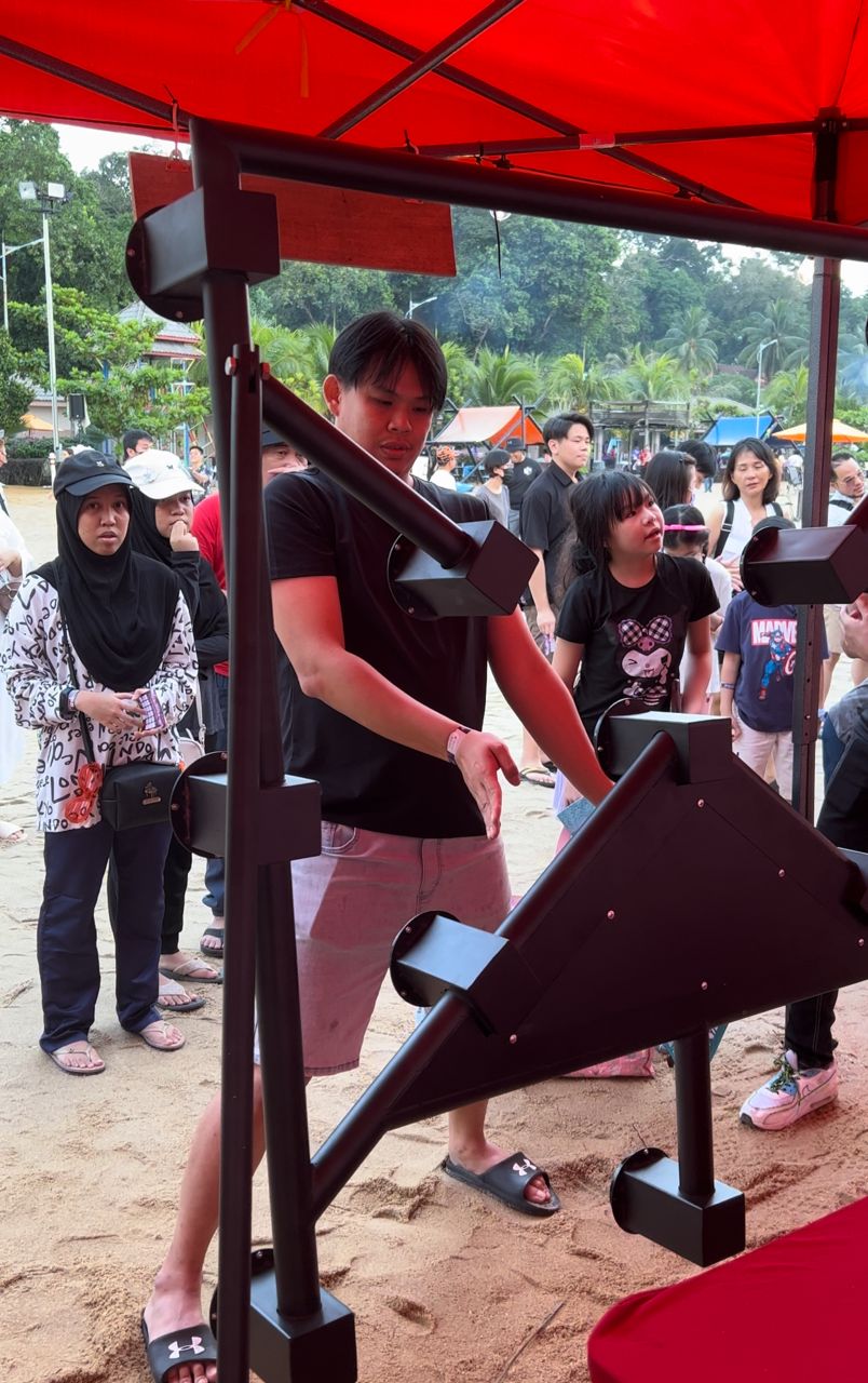 Batak Challenge - Participants engage in a high-energy test of reflexes and coordination, tapping illuminated targets. Ideal for competitive spirits, this interactive game adds dynamic and engaging fun to events and parties.