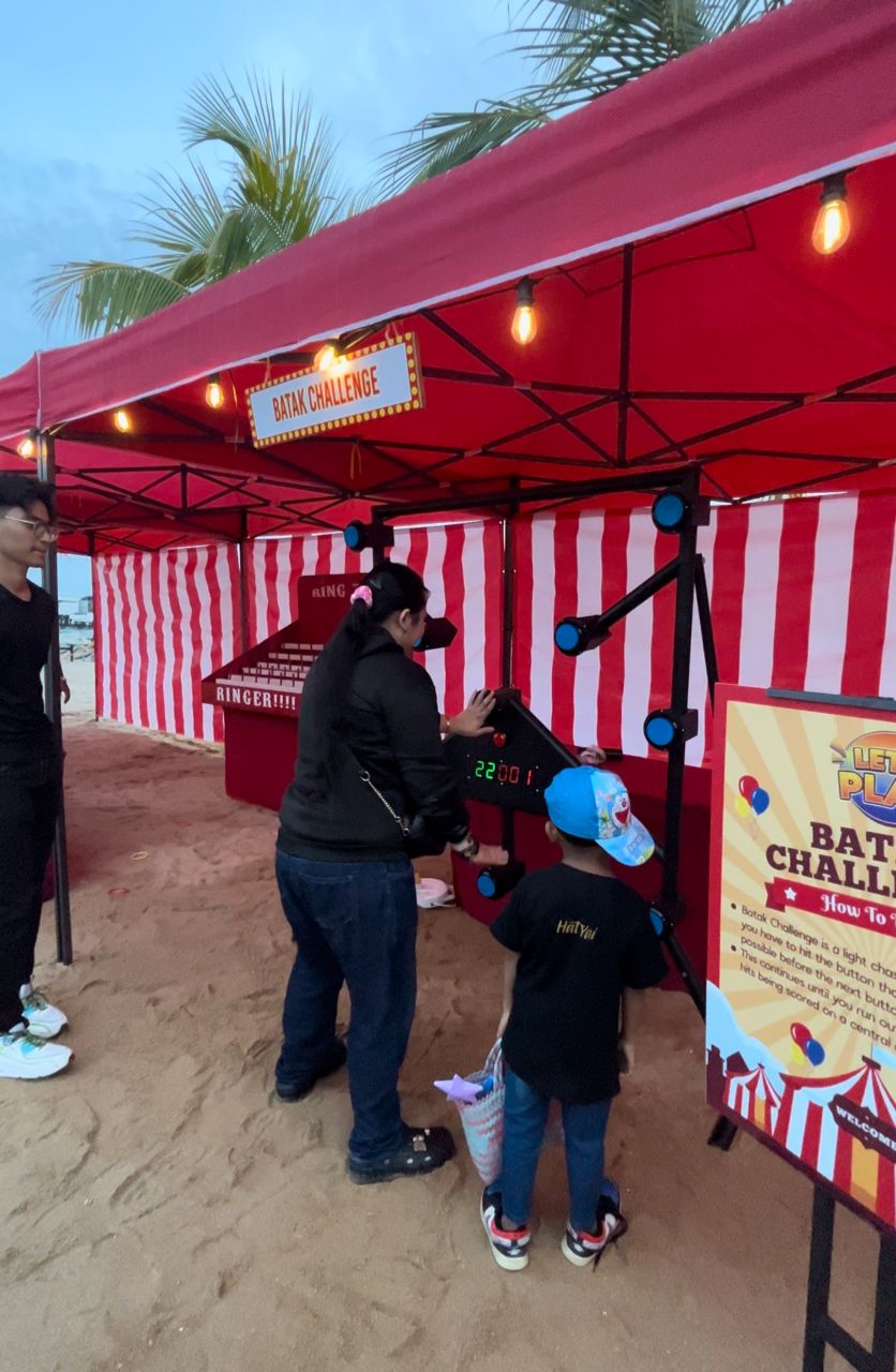 Batak Challenge - Participants engage in a high-energy test of reflexes and coordination, tapping illuminated targets. Ideal for competitive spirits, this interactive game adds dynamic and engaging fun to events and parties.