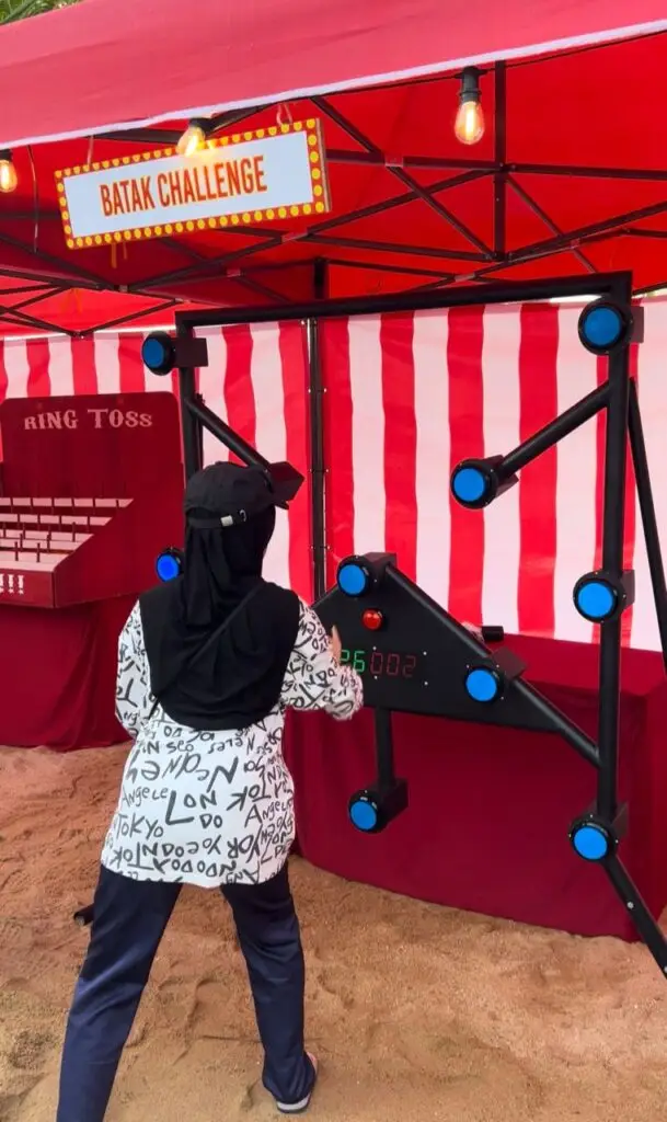 Batak Challenge - Participants engage in a high-energy test of reflexes and coordination, tapping illuminated targets. Ideal for competitive spirits, this interactive game adds dynamic and engaging fun to events and parties.