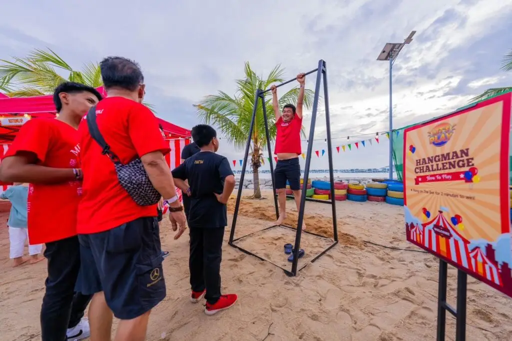 Hang Man Challenge - Participants engage in a thrilling test of strength and endurance, gripping the bar and hanging on as long as possible. Ideal for fitness enthusiasts and those seeking a fun physical challenge at events and parties.