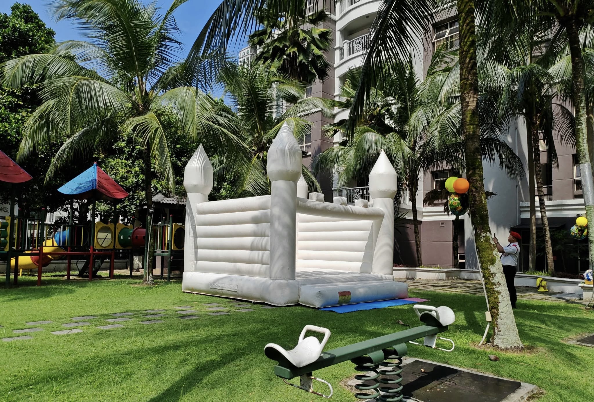 Bouncy White Castle - Image 3